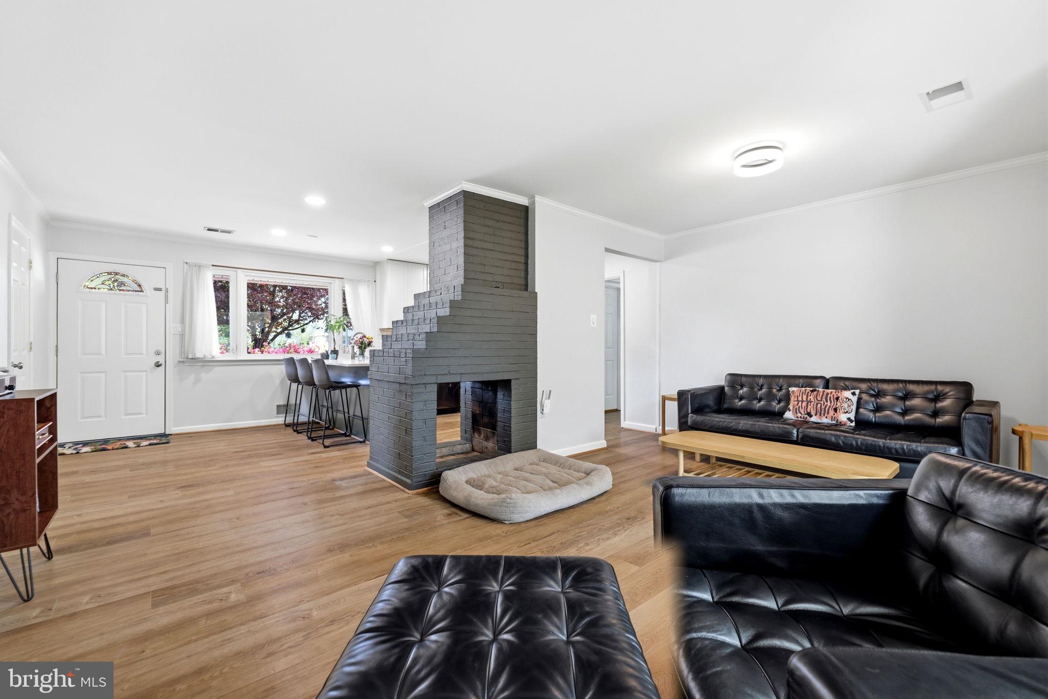 COUNTRY CLUB MANOR - Residential