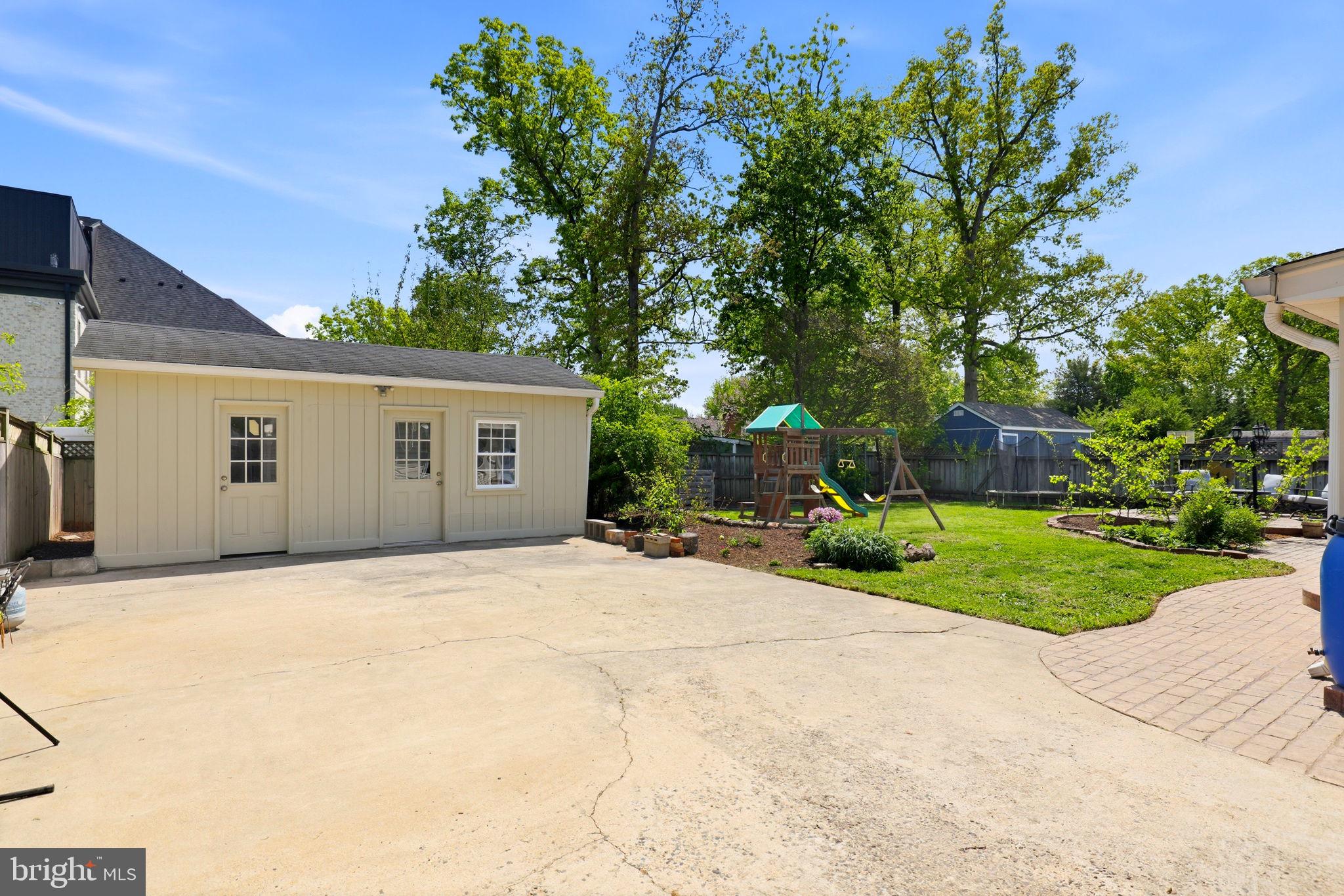 COUNTRY CLUB MANOR - Residential