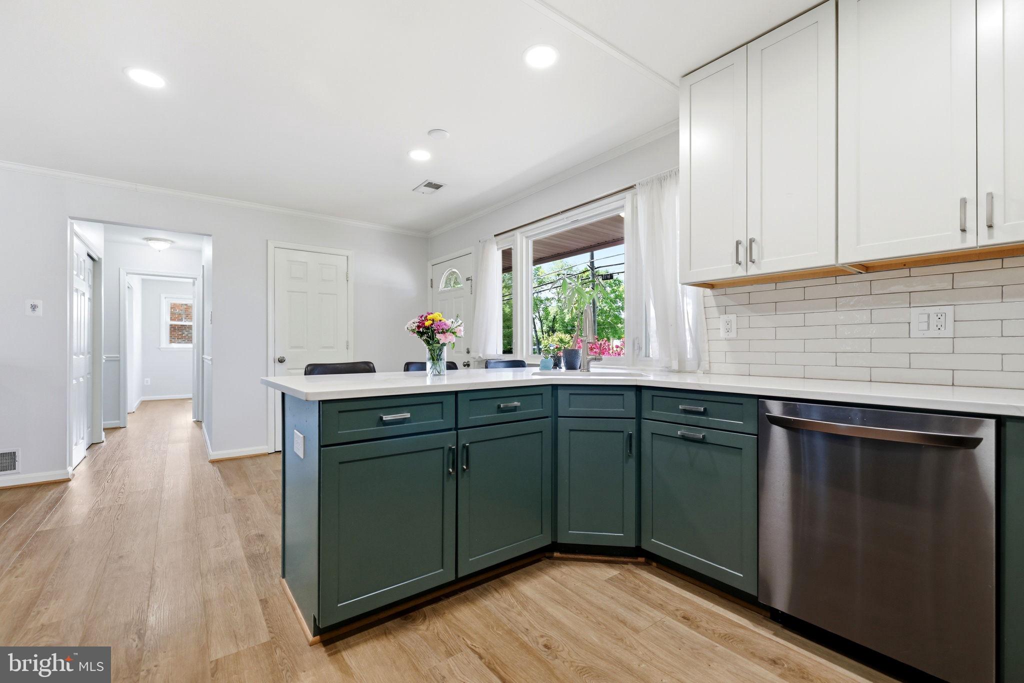 COUNTRY CLUB MANOR - Residential