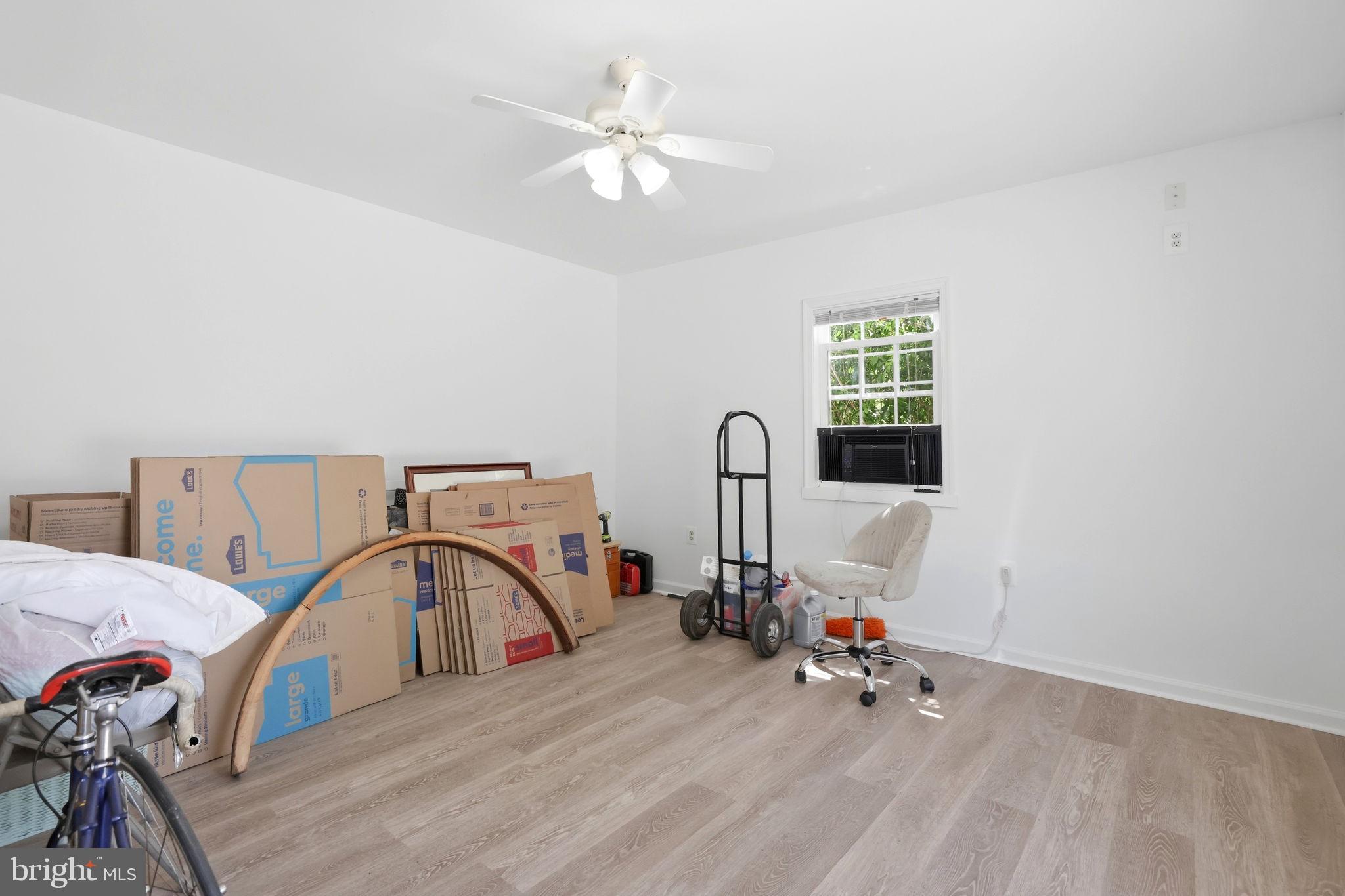 COUNTRY CLUB MANOR - Residential