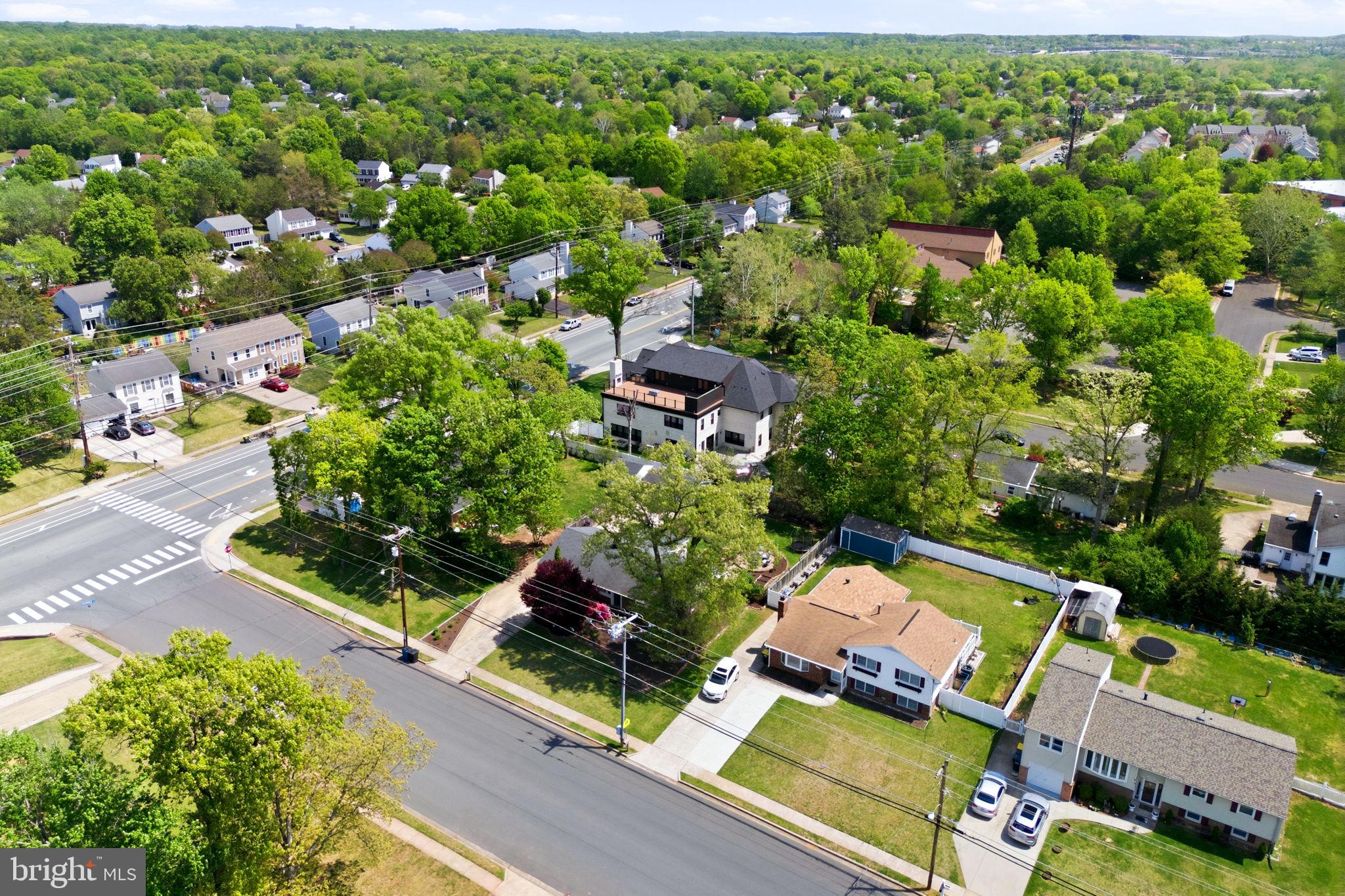 COUNTRY CLUB MANOR - Residential