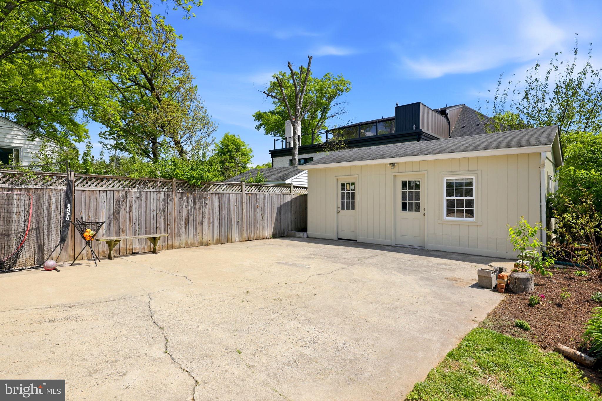 COUNTRY CLUB MANOR - Residential