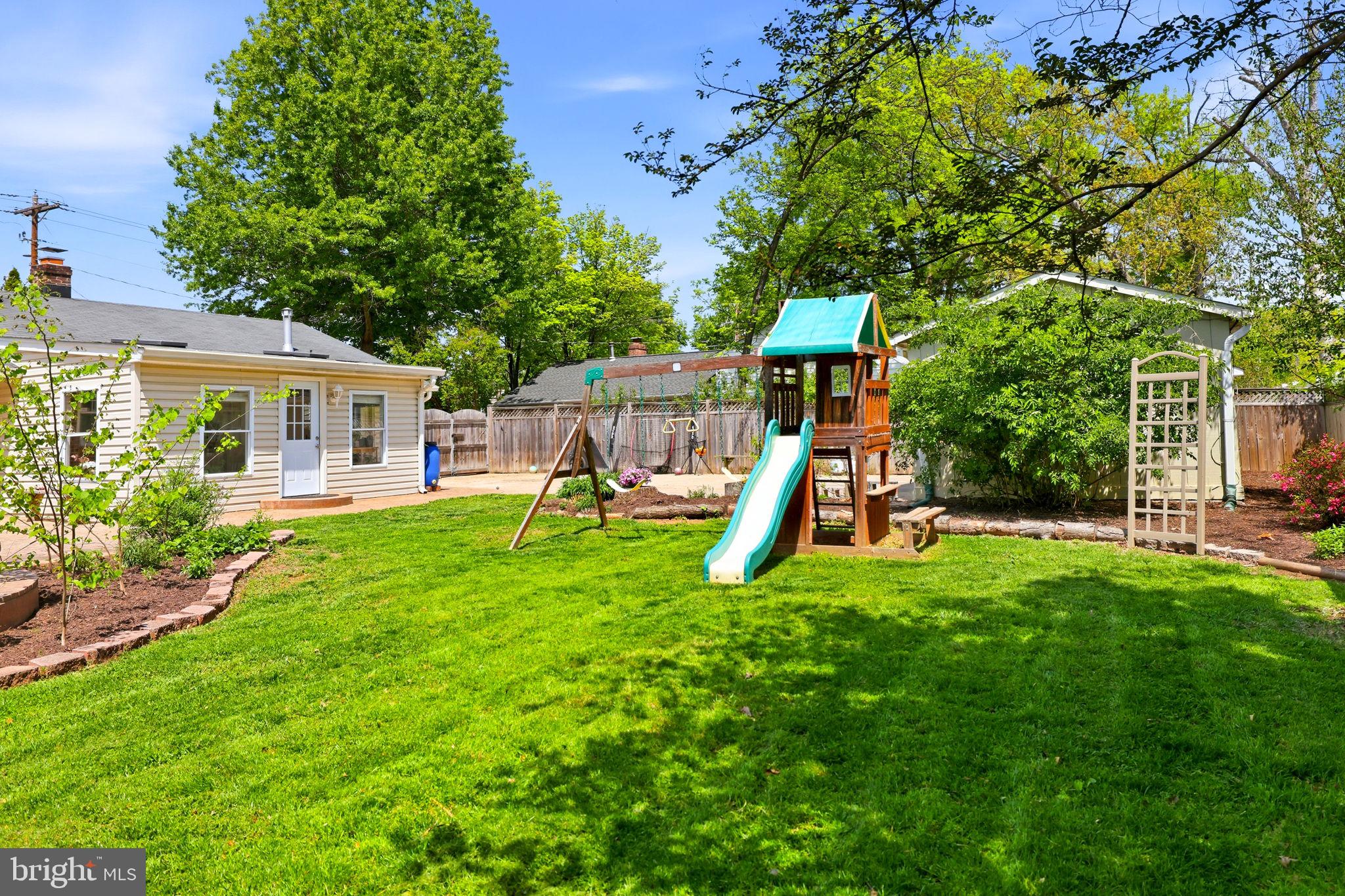 COUNTRY CLUB MANOR - Residential