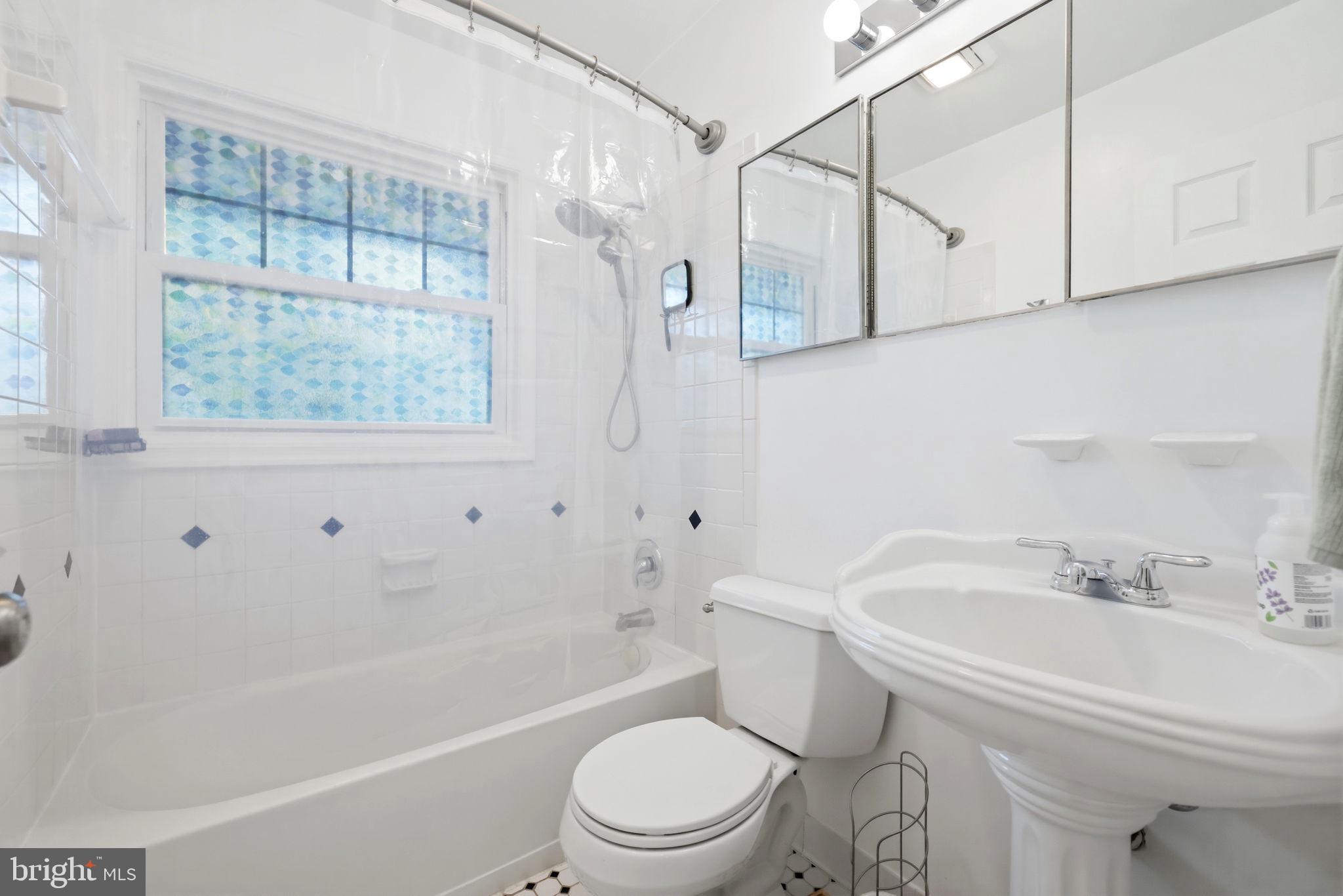 COUNTRY CLUB MANOR - Residential