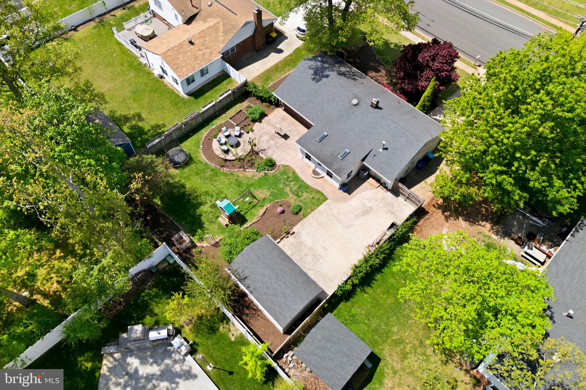 COUNTRY CLUB MANOR - Residential