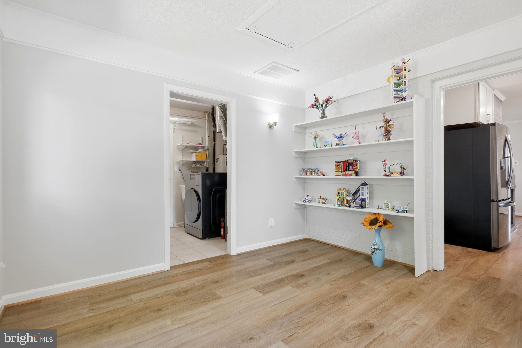 COUNTRY CLUB MANOR - Residential