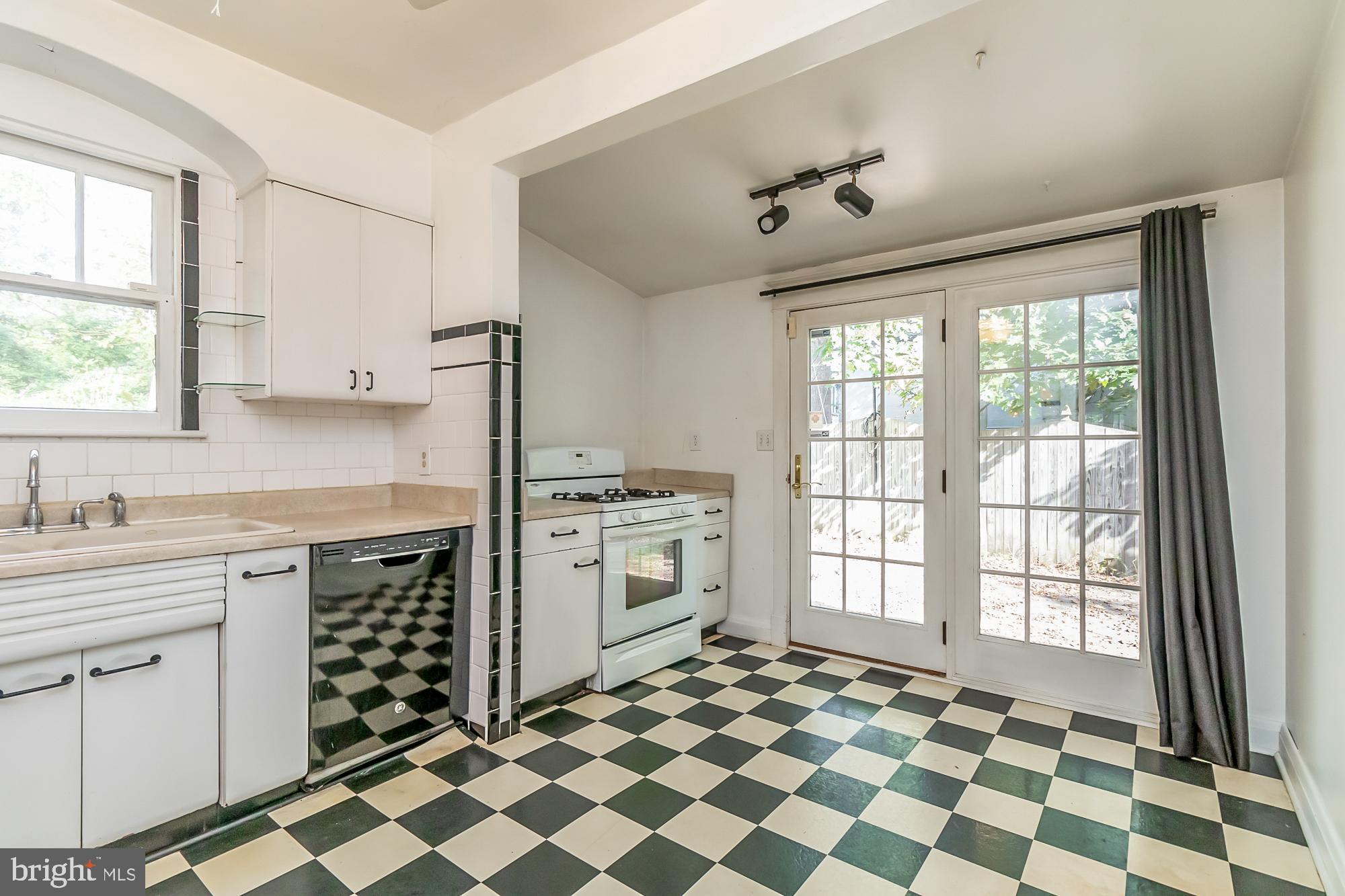 LAURAVILLE HISTORIC DISTRICT - Residential Income