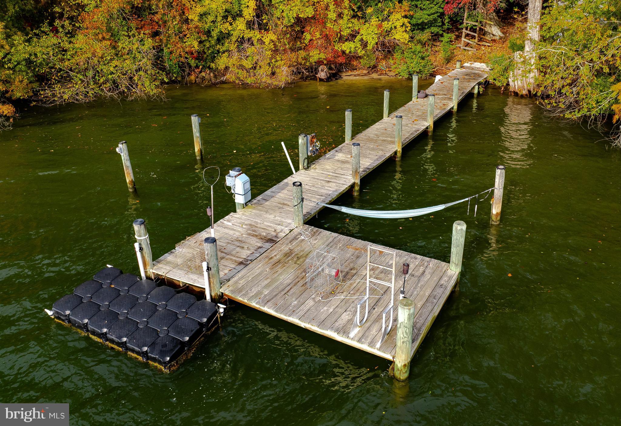 HOLLYWOOD SHORES - Residential