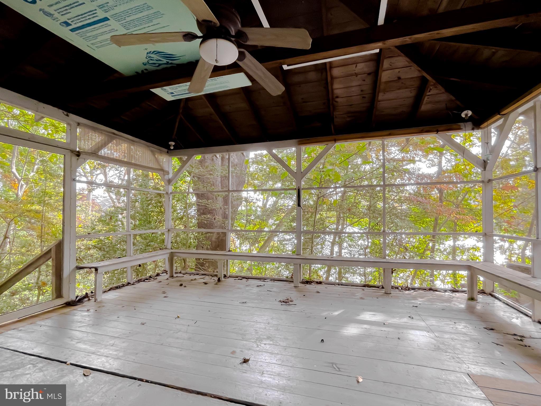 HOLLYWOOD SHORES - Residential