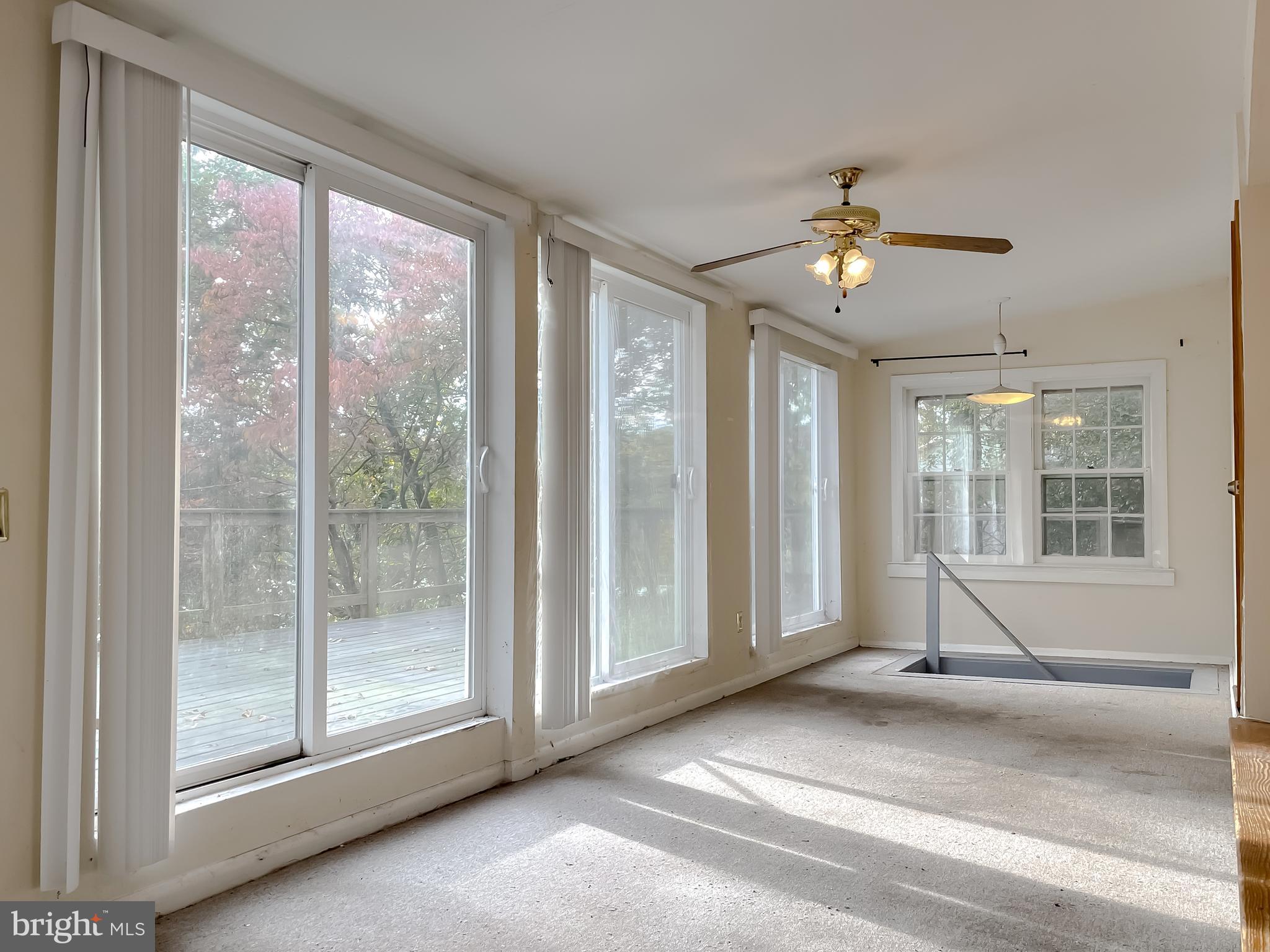 HOLLYWOOD SHORES - Residential