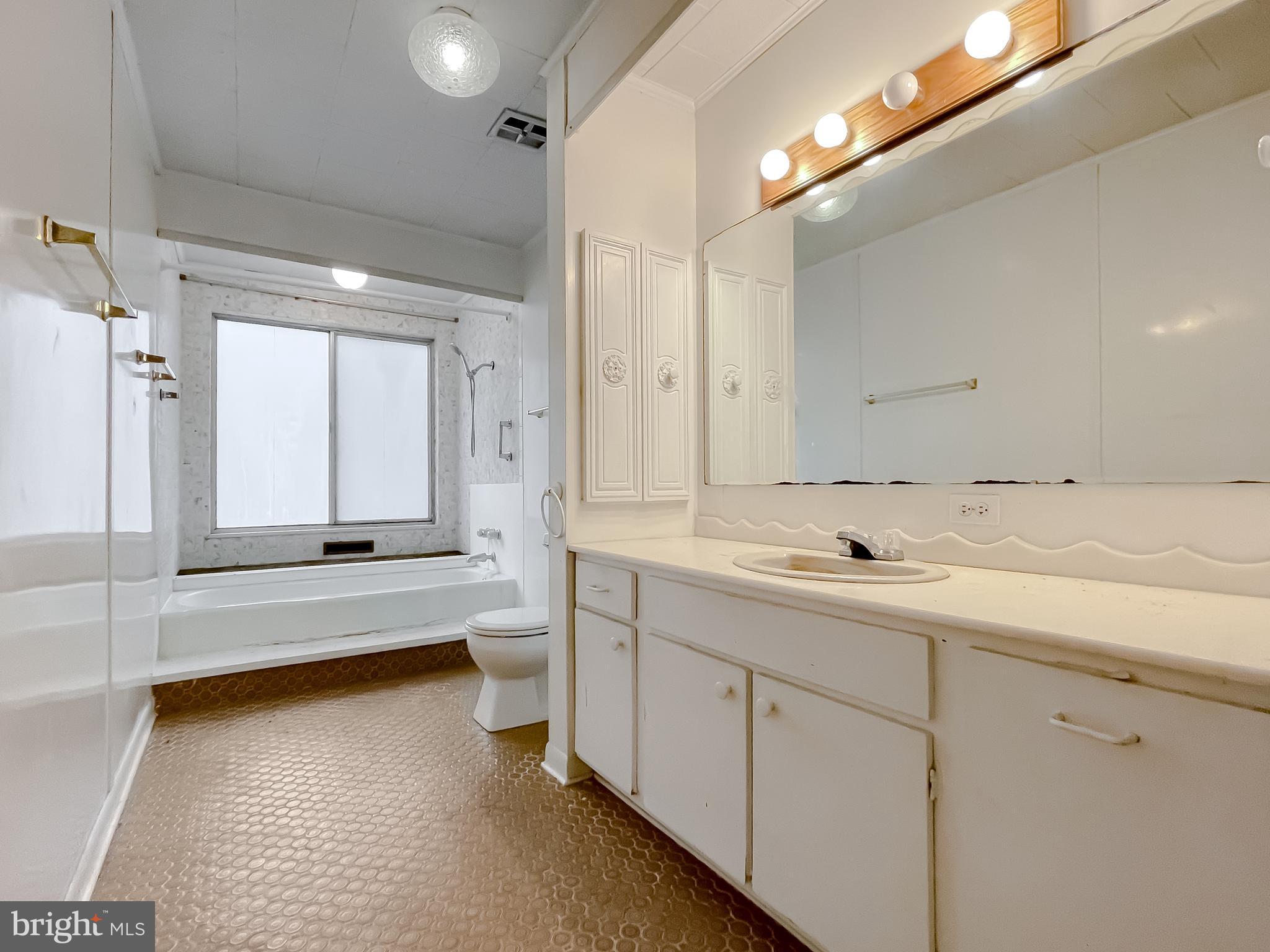 HOLLYWOOD SHORES - Residential