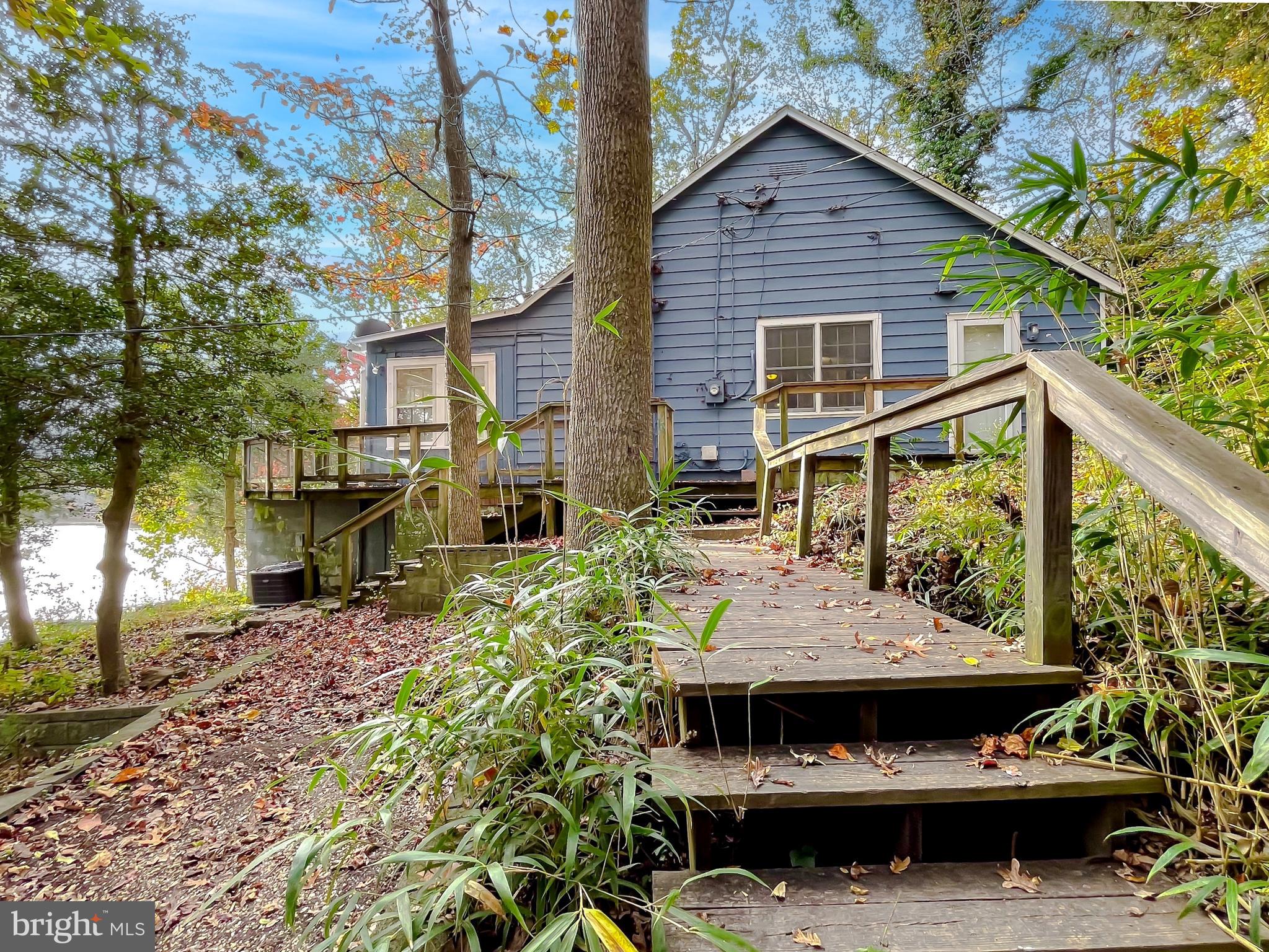 HOLLYWOOD SHORES - Residential