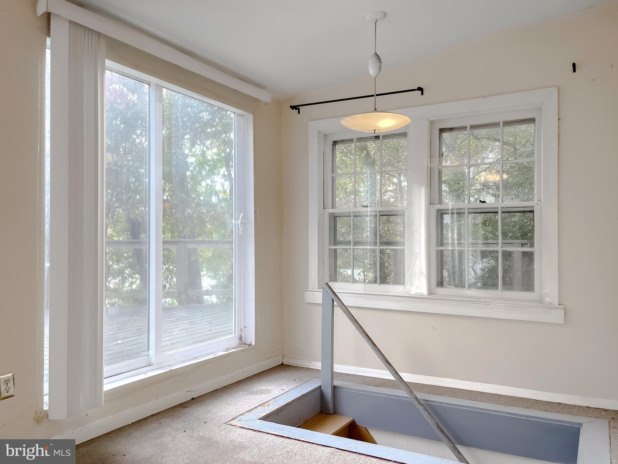 HOLLYWOOD SHORES - Residential