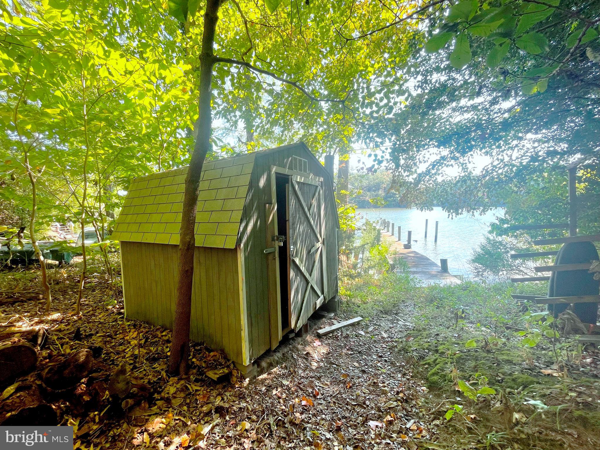 HOLLYWOOD SHORES - Residential