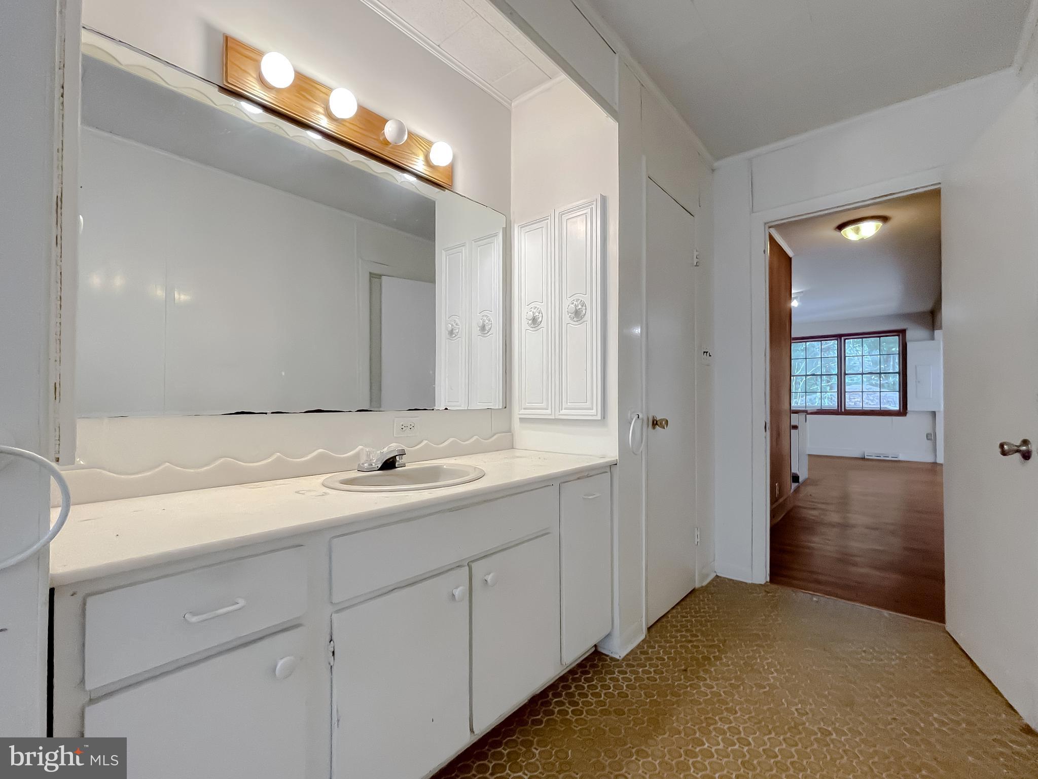 HOLLYWOOD SHORES - Residential