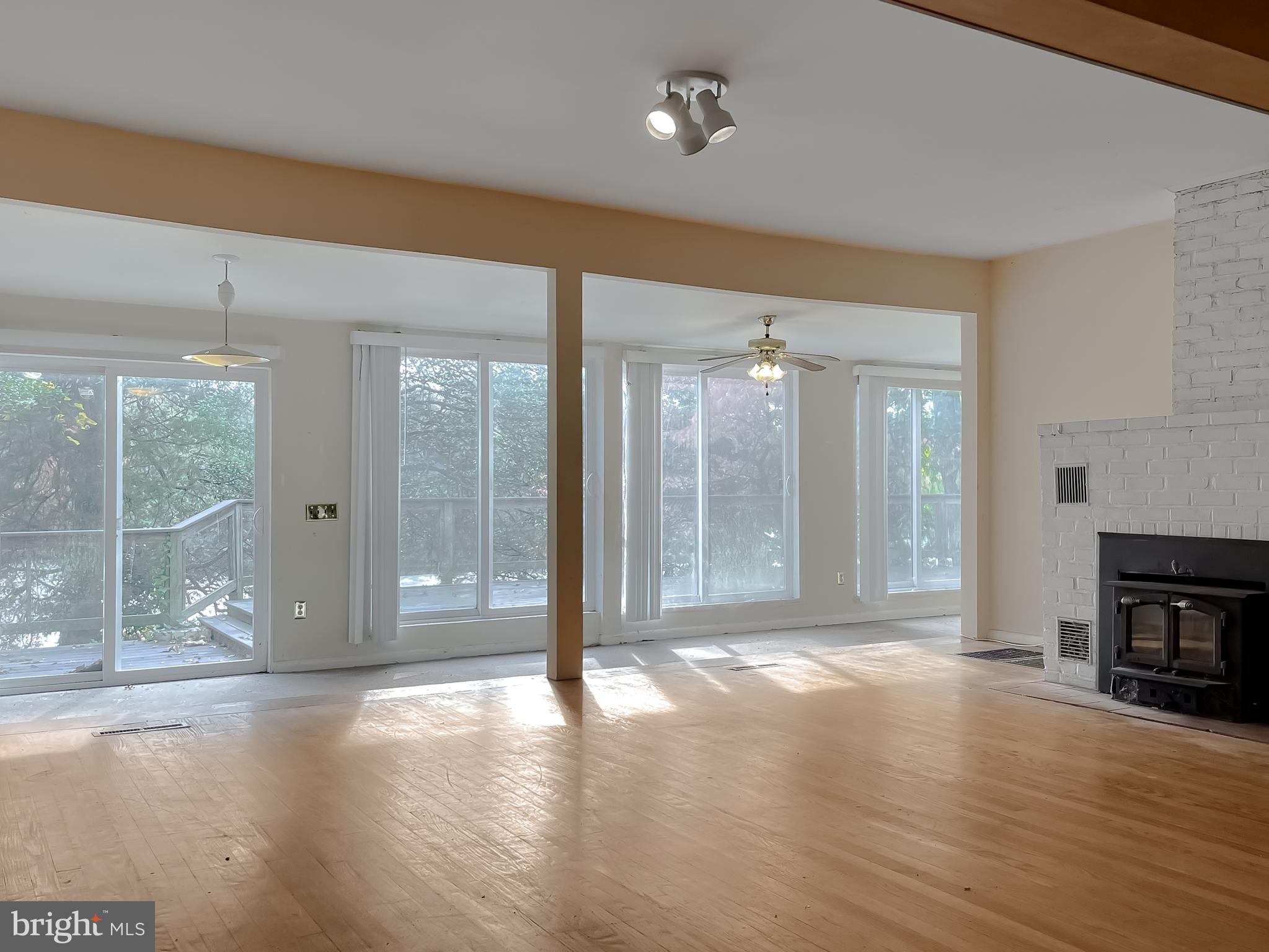 HOLLYWOOD SHORES - Residential