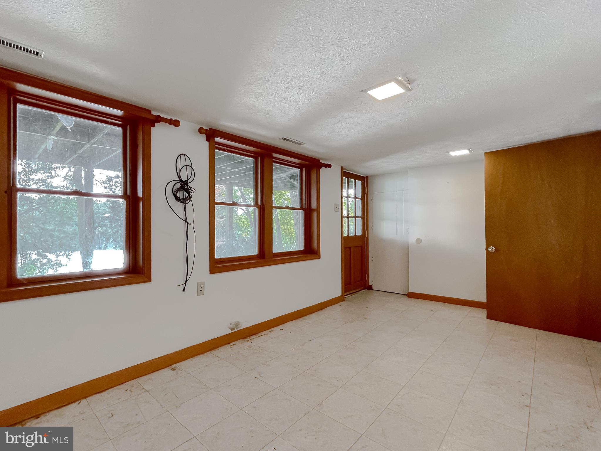 HOLLYWOOD SHORES - Residential