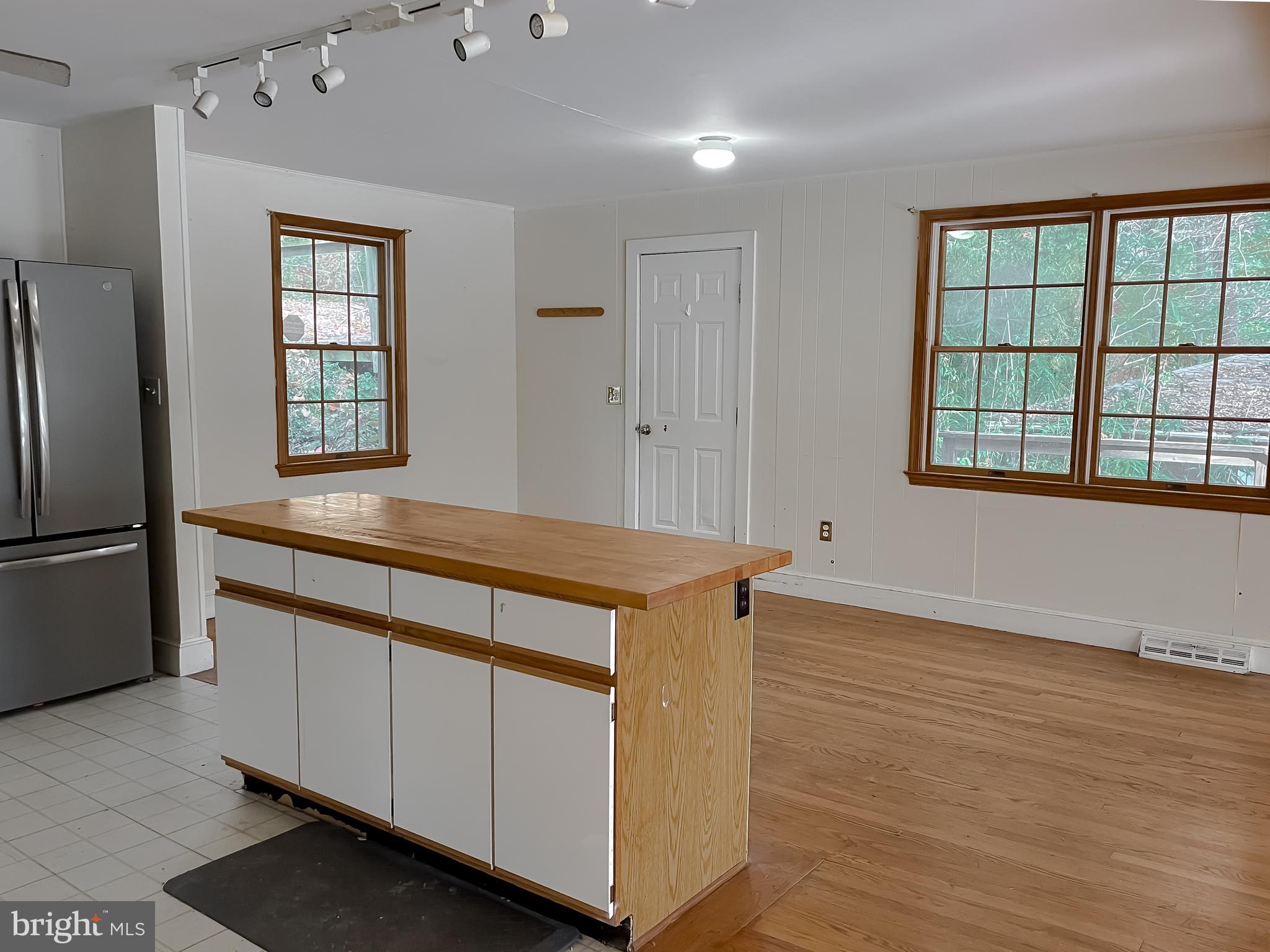 HOLLYWOOD SHORES - Residential