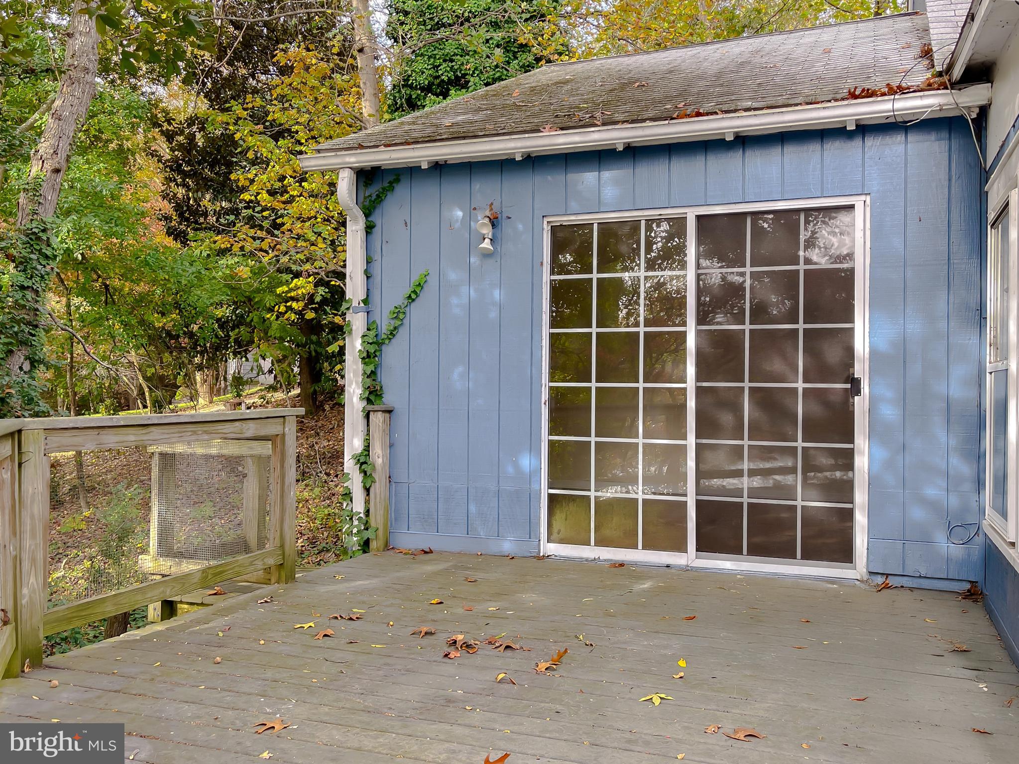 HOLLYWOOD SHORES - Residential