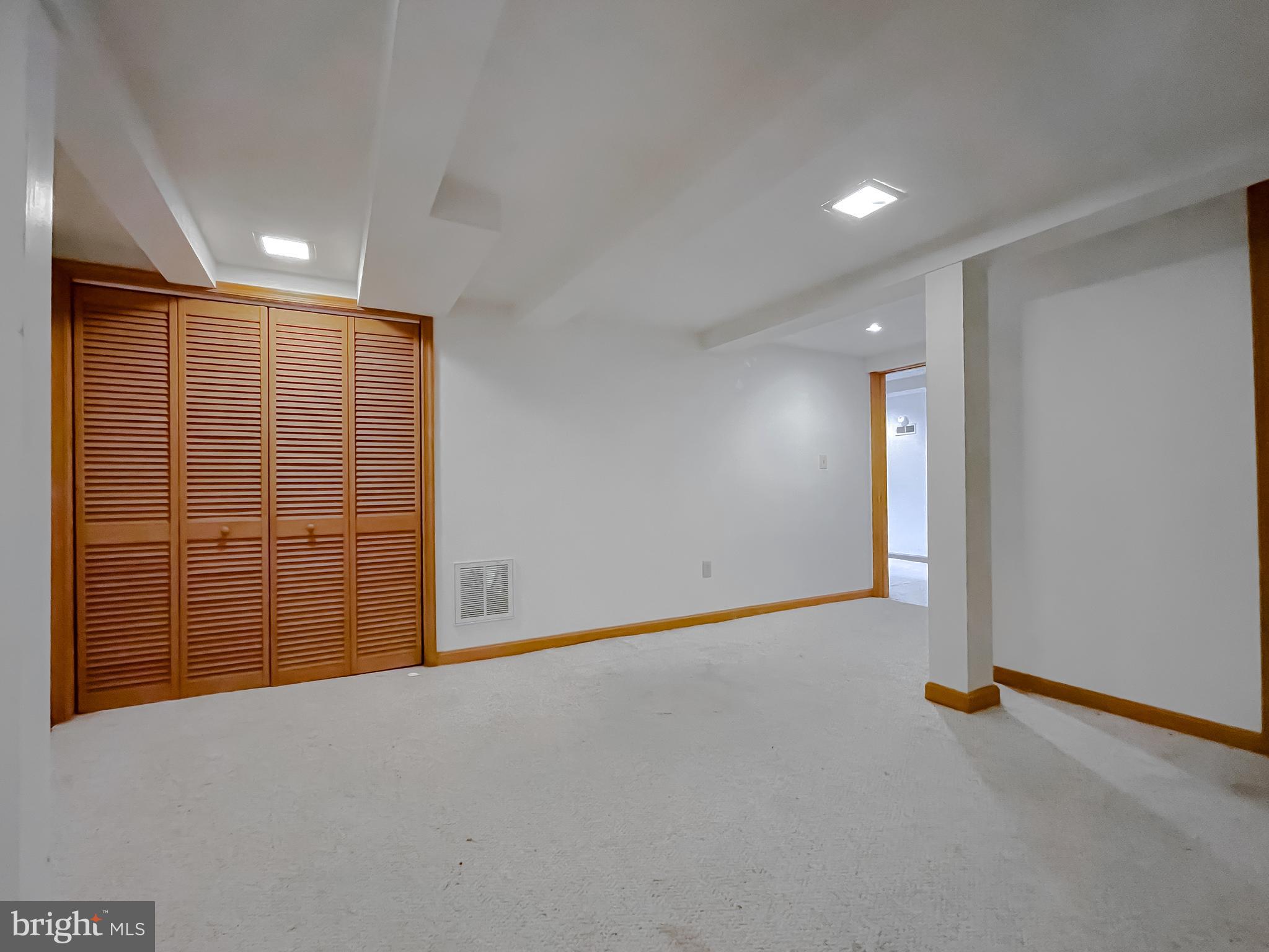 HOLLYWOOD SHORES - Residential