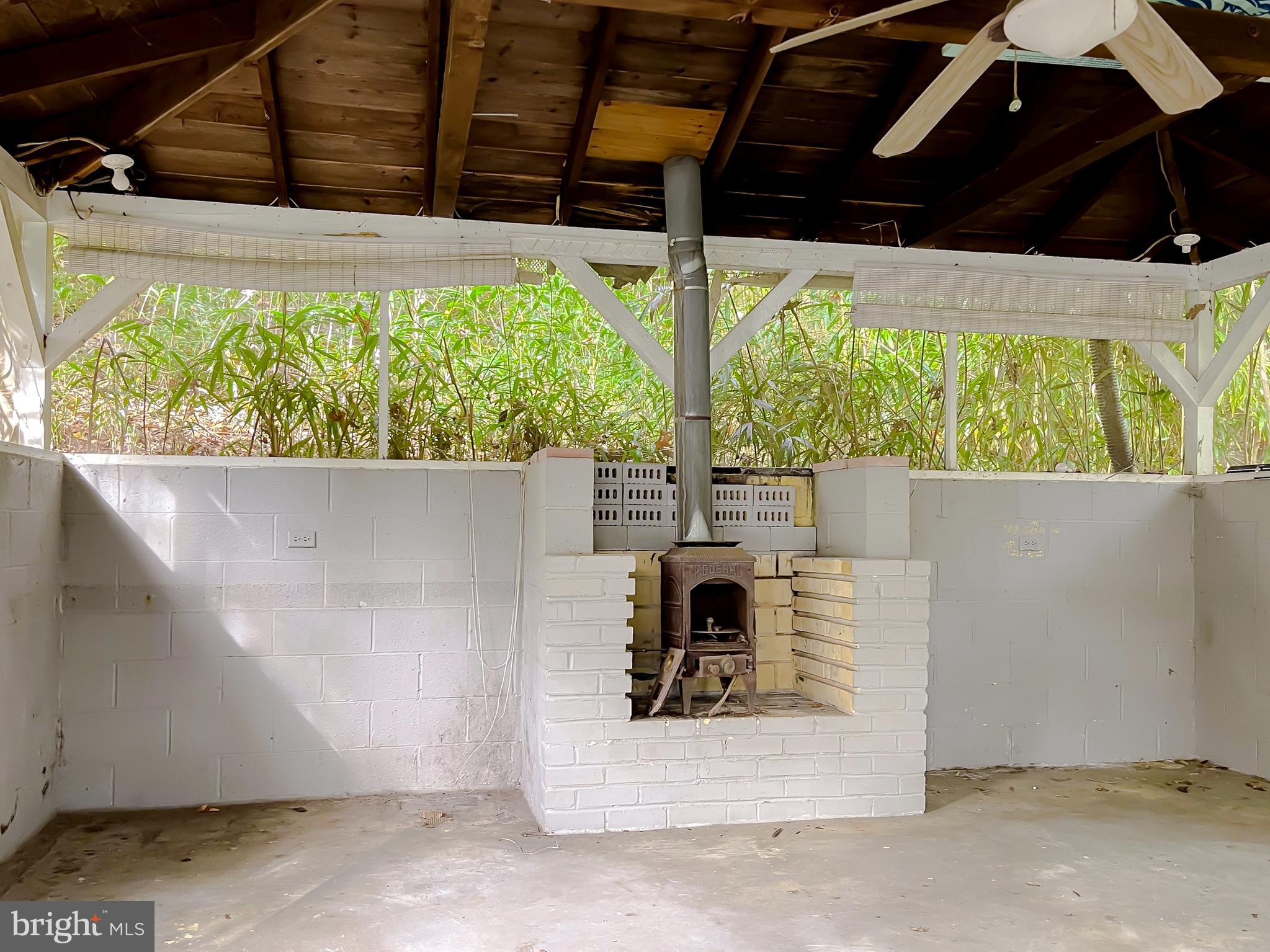 HOLLYWOOD SHORES - Residential