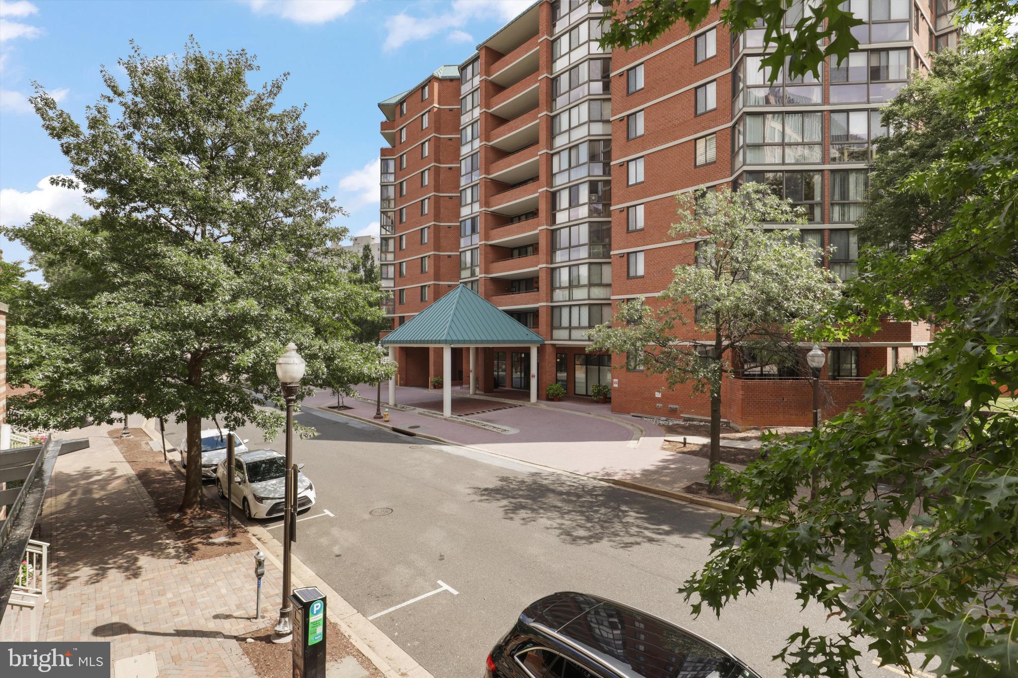 Do not miss this 1 BR/1 BA opportunity in Eastview at Ballston Metro! Open living room with hardwood floors opens onto sunroom/balcony with fan and green views. Stainless steel appliances and granite in a well-appointed kitchen. Bedroom features walk-in closet. Washer/dryer in unit. 1 garage parking space. Building has amenities such as fitness center and newly renovated pool/jacuzzi area. 2 blocks from building to Ballston Metro, local to Ballston Quarter, with easy access to N Arlington, DC, Falls Church, Alexandria, and more. Brand new window installation scheduled with the building. Owner open to pets case by case with pet rent.