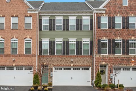 Townhouse For Rent - 6012 Charles Crossing<br/> ELLICOTT CITY, MD 21043