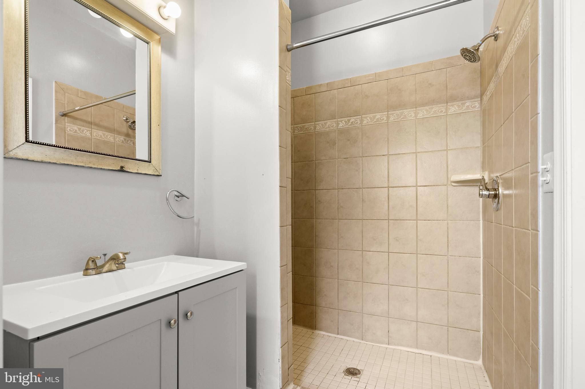 HOLLINS MARKET - Residential