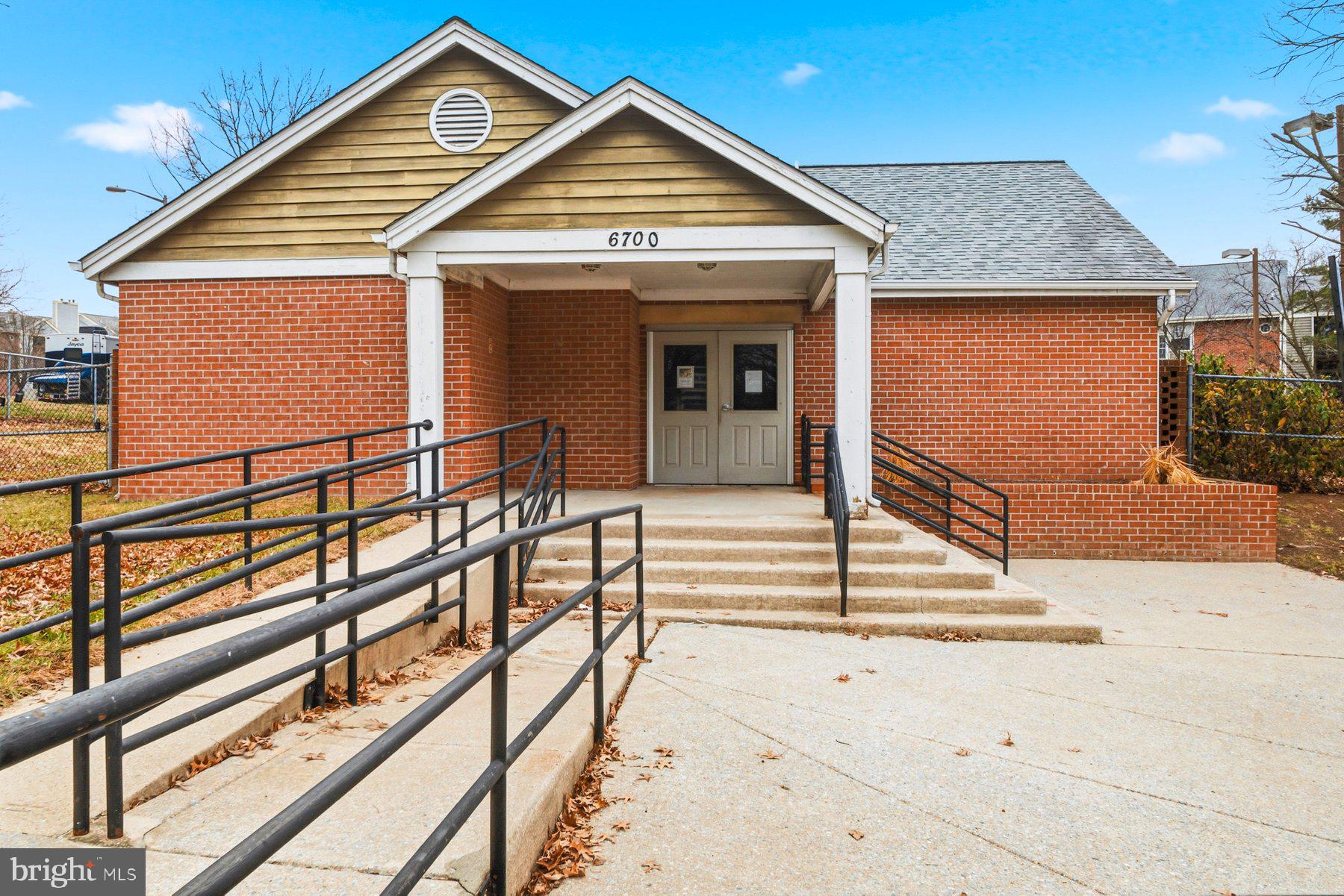 CROMWELL FOUNTAIN - Residential
