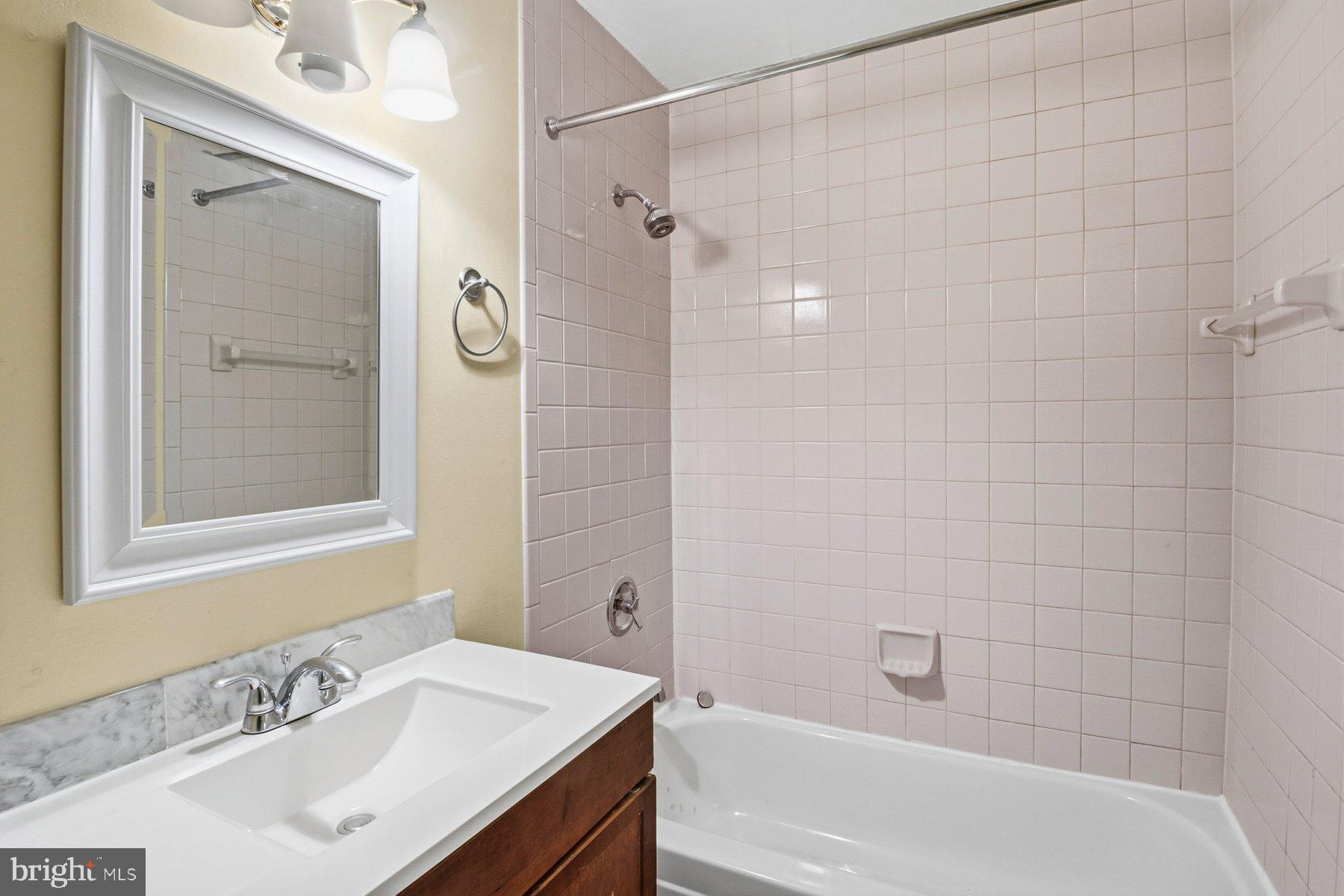 CROMWELL FOUNTAIN - Residential