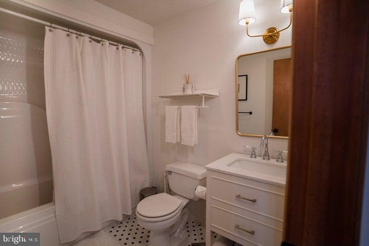 ARROWHEAD  LAKES - Residential