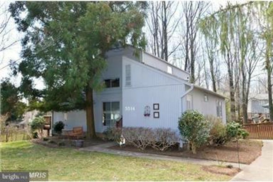 Large contemporary on large lot!6BRS&3baths.Updated kitch.Large.Spacious, Bright and Beautiful! This open concept floor plan is a one-of-a-kind in Lake Braddock! High ceilings, MBR suite on loft-level with an amazing view! Upgrades include new sliding glass doors, designer paint, cherry hardwood, S/S appliances, renovated bathrooms and professionally managed. SENTRILOCK.