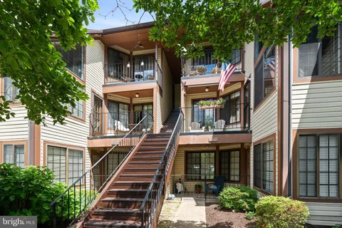 6022 Curtier Drive Unit E, Alexandria, VA MLS: VAFX2242096