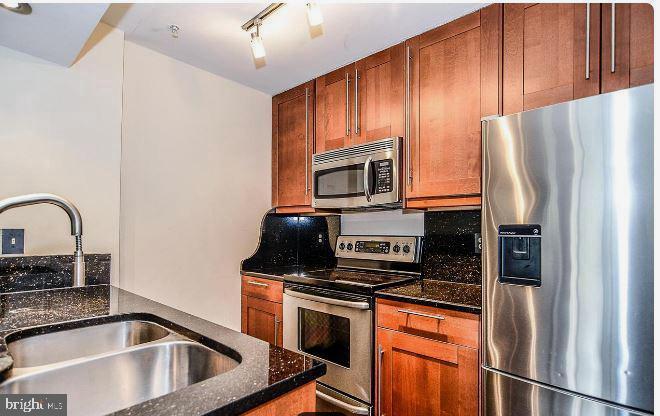 FOUNTAINS AT MCLEAN - Residential