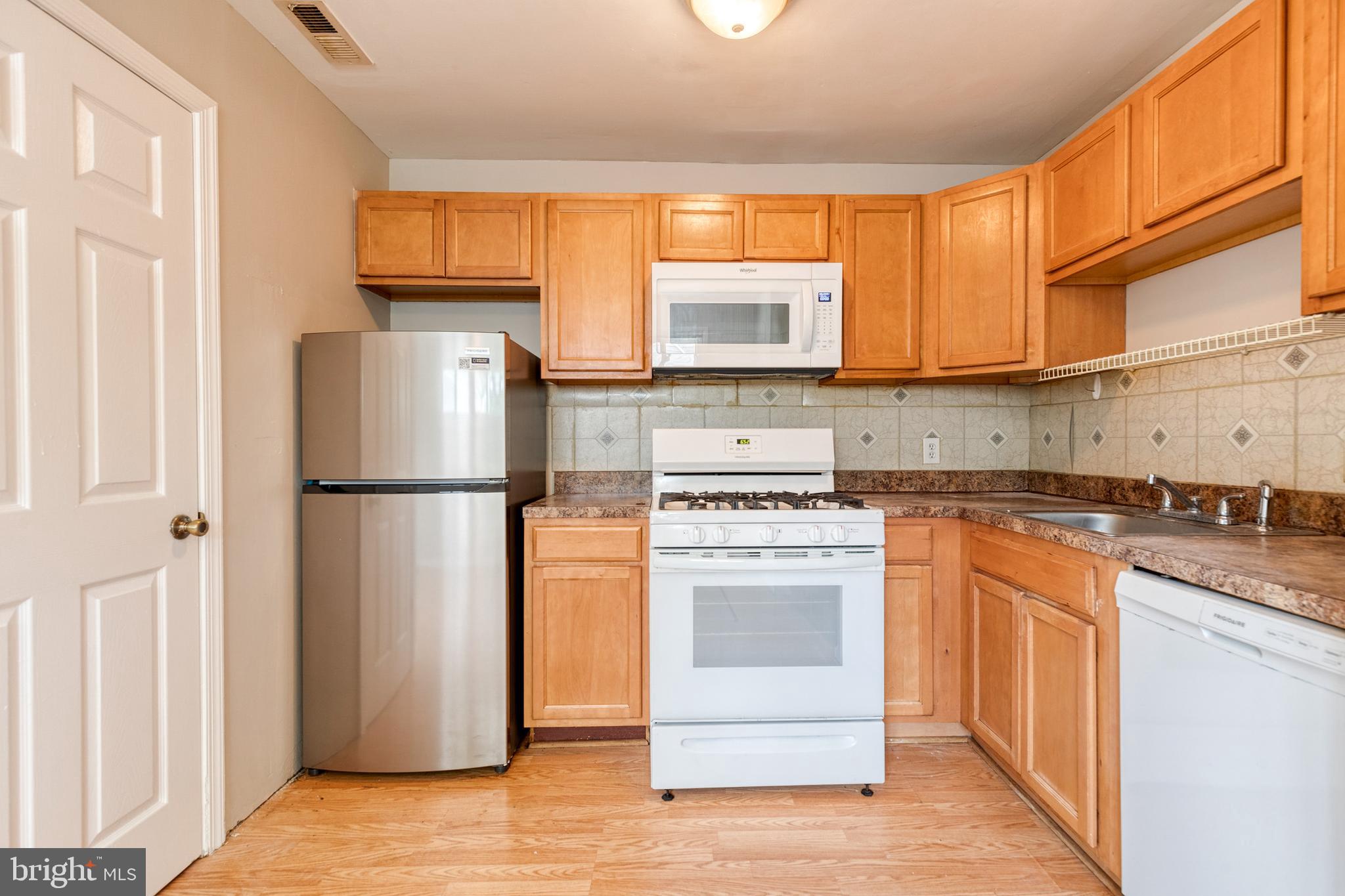 COUNTRY CLUB ESTATES - Residential Lease