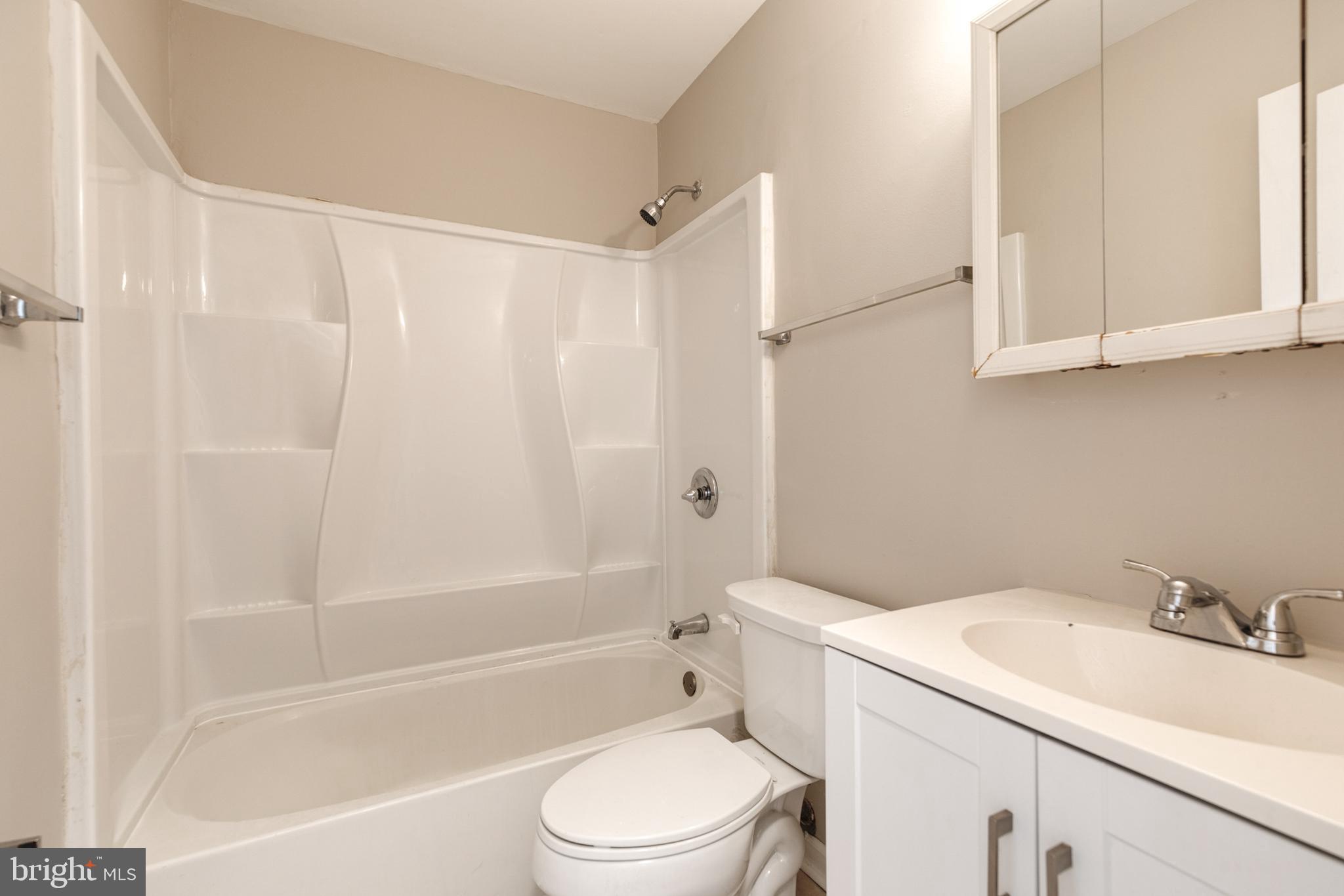 COUNTRY CLUB ESTATES - Residential Lease