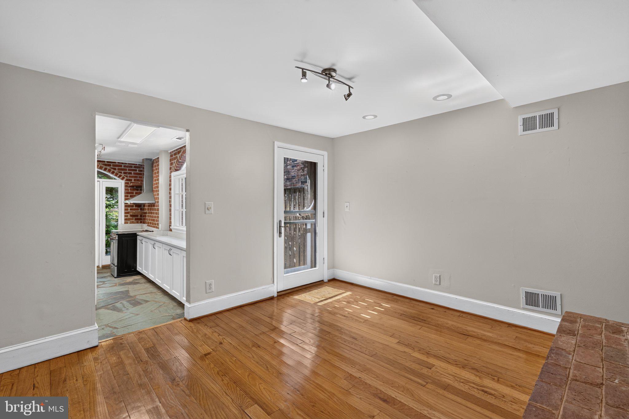 1225 E ST SE