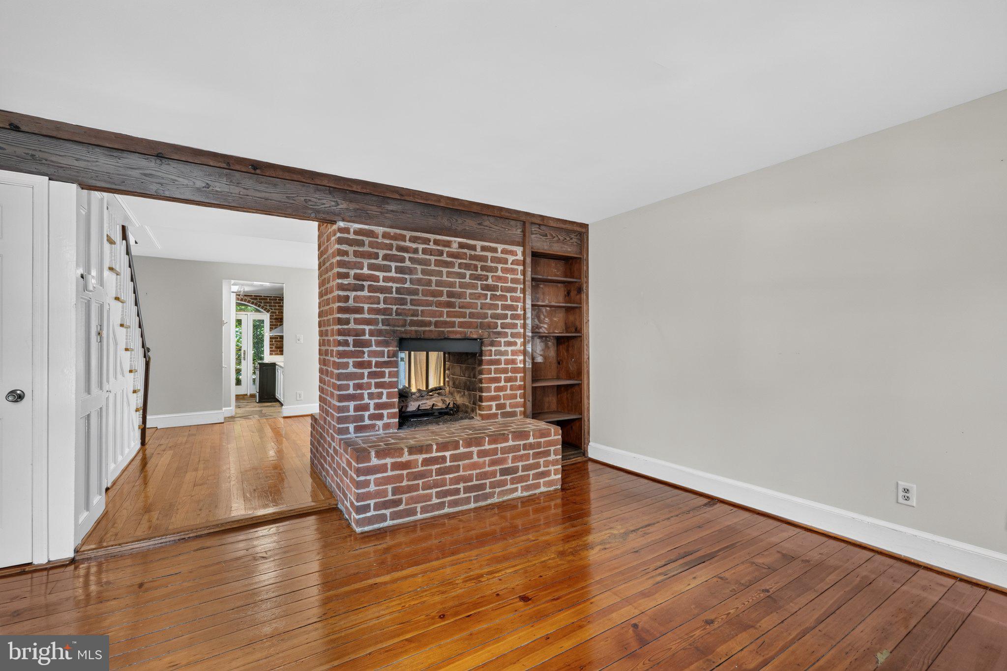 1225 E ST SE