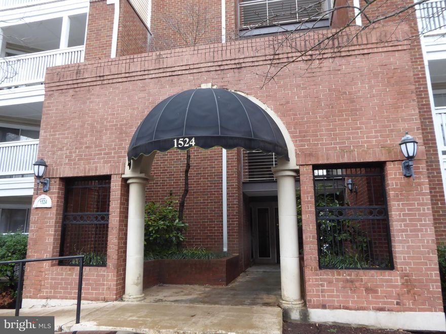 1 BR corner unit w/patio, Metro Bus hub, Metro Silver Line, Near both Tysons Corner Malls, walk to Harris Teeter. BR is spacious with W/I closet, lots of storage space.Pool, Club House, Fitness Center, and more. 1 Pet allowed per unit. NOT ONE, BUT 2 GARAGE SPOTS, AND NEAR SILVER LINE METRO.