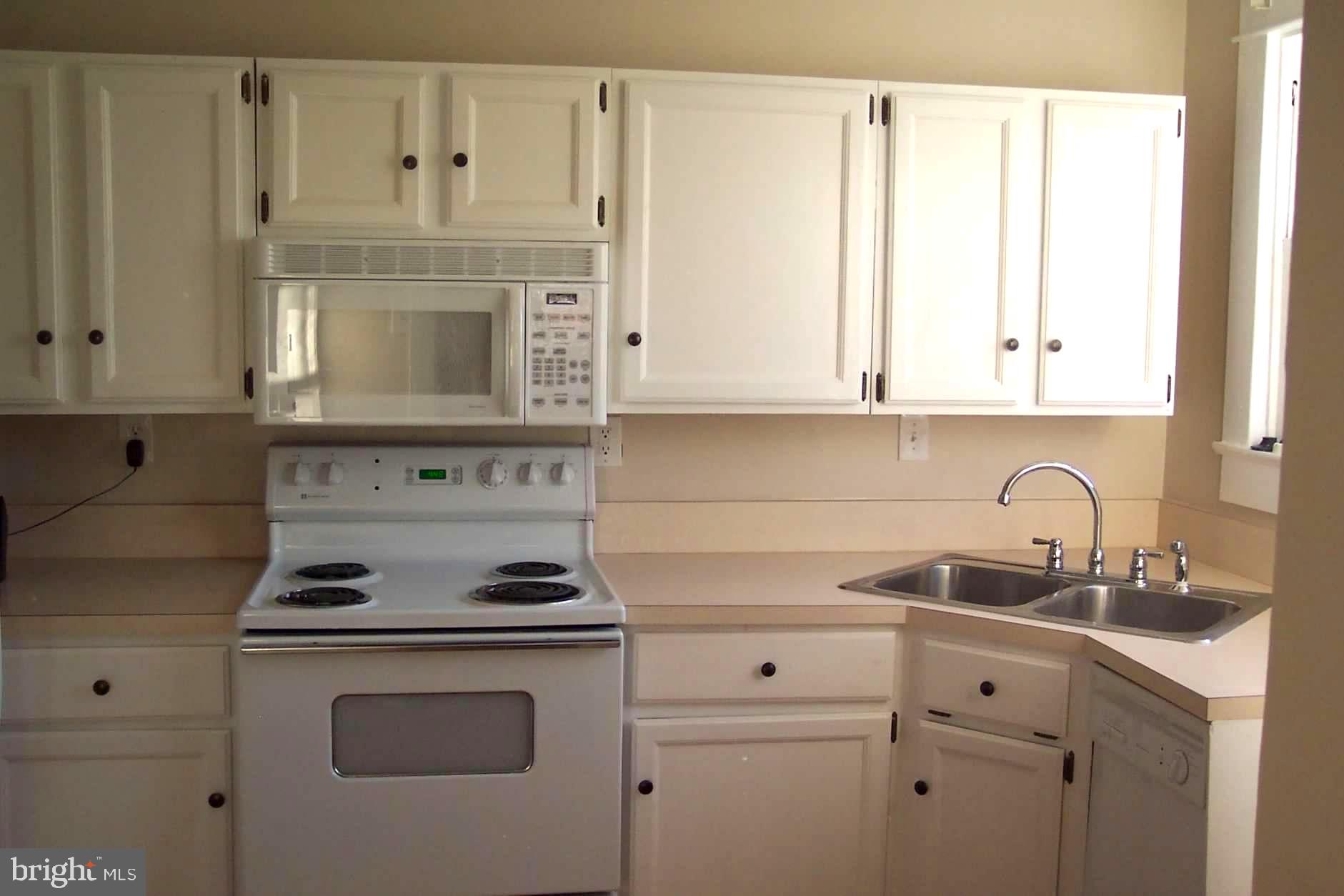 815 WOODLAND AVENUE