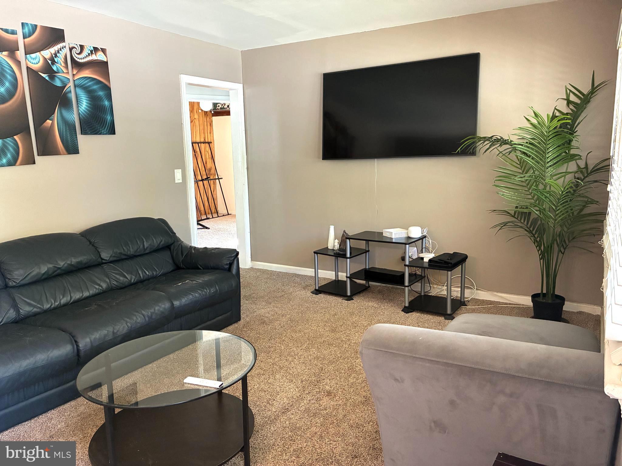 5112 HOLLYWOOD ROAD