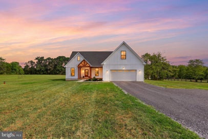45 TROPHY COURT KEARNEYSVILLE WV 25430