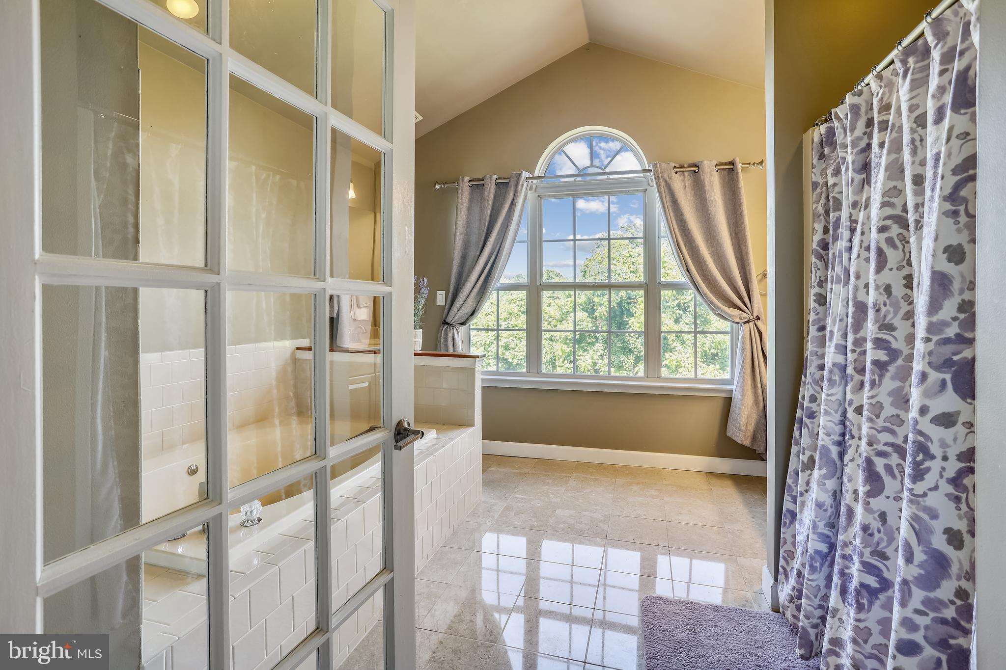 CONSTANT FRIENDSHIP - Residential