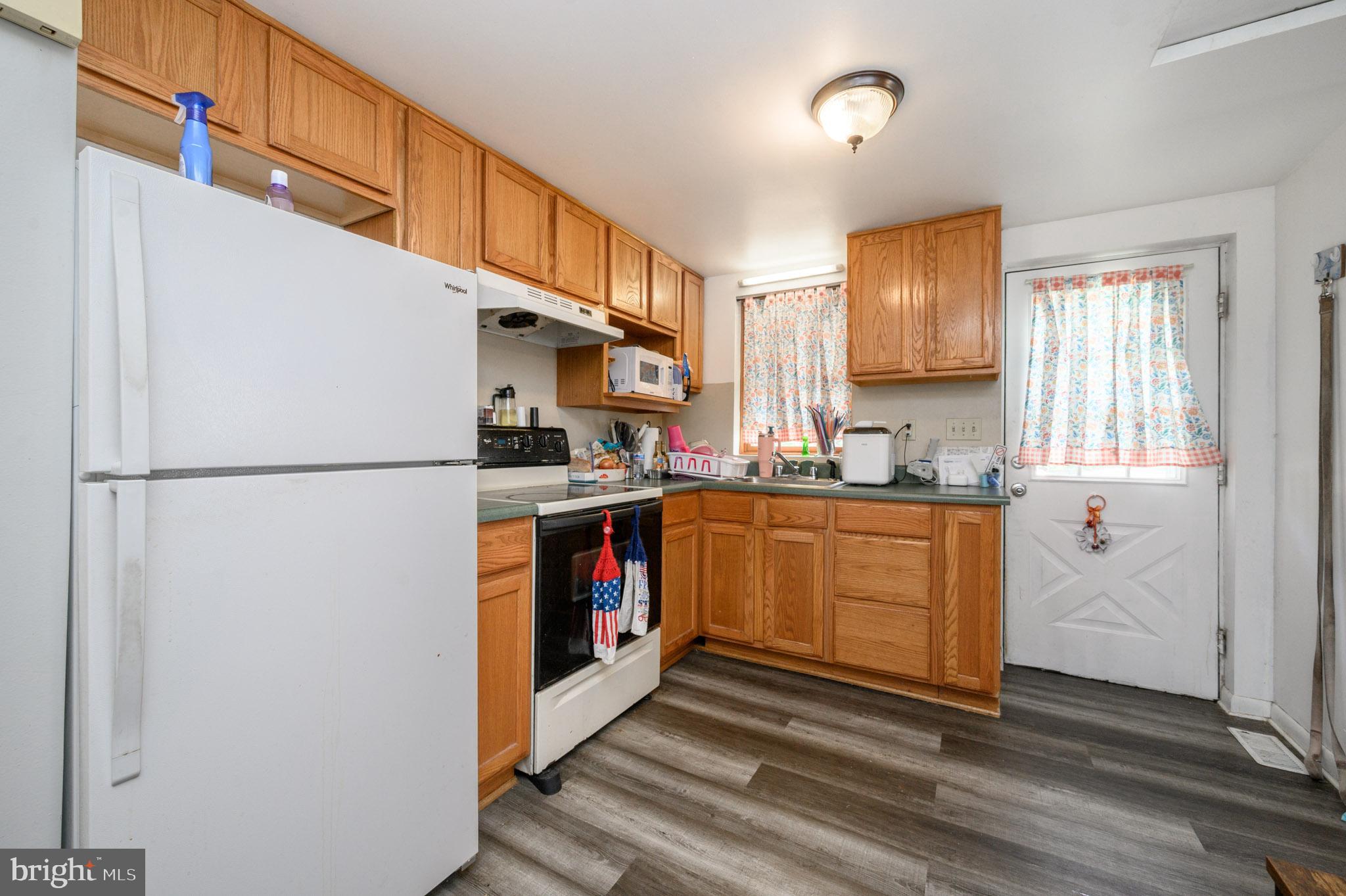 204 E LAKESHORE DRIVE