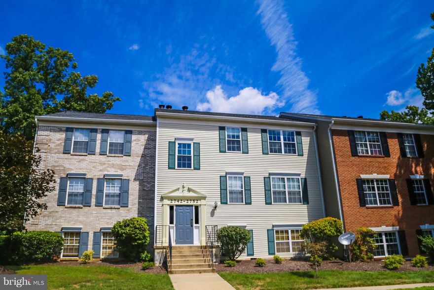 Great home located in an incredible neighborhood. This 2 bedroom with 2 full bathrooms is situated in Lake Ridge, giving the owners access to multiple swimming pools, basketball courts, tennis courts, playgrounds, water activities, numerous shopping centers, and dining options. This top unit, with vaulted ceilings, comes with HW flooring throughout, a washer/dryer unit in the home, and much more!