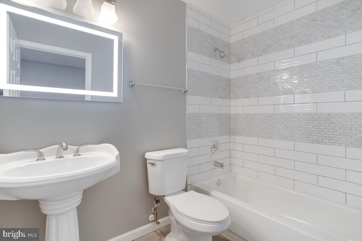 SHEFFIELD GLEN TOWNHOMES - Residential