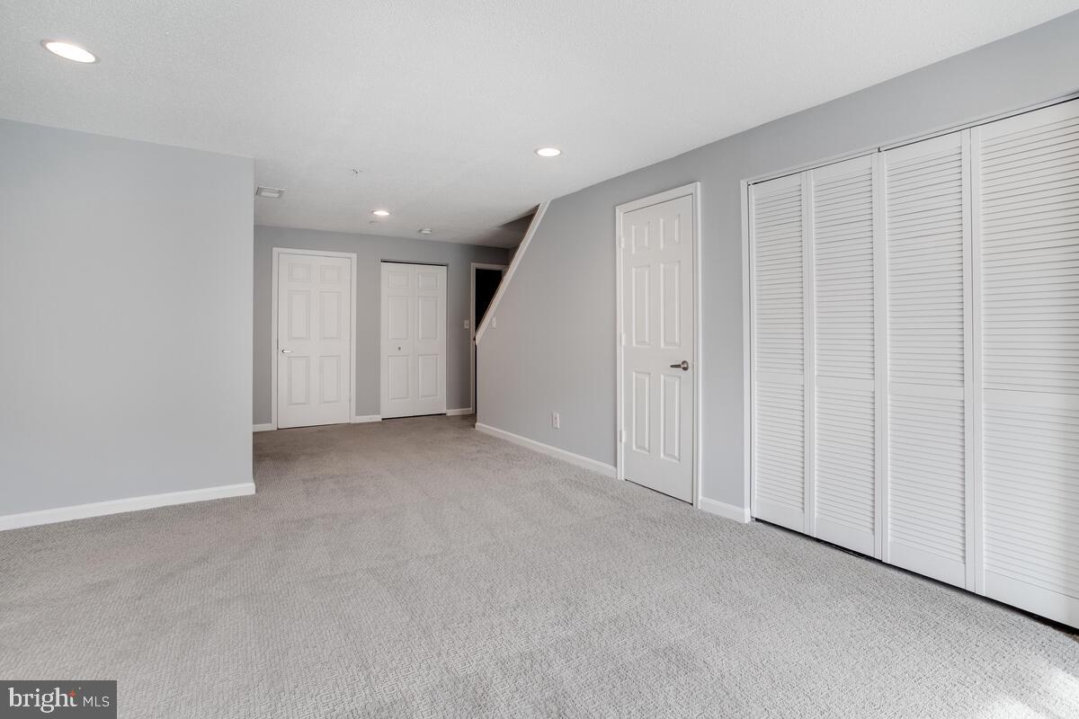 SHEFFIELD GLEN TOWNHOMES - Residential