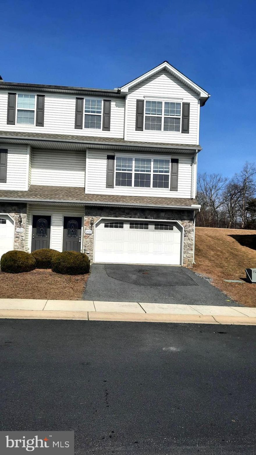Welcome to Margarets Grove where you find this beautiful end unit townhome available for lease. This home features all new carpet, new laminate flooring, appliances and granite countertops in the kitchen.