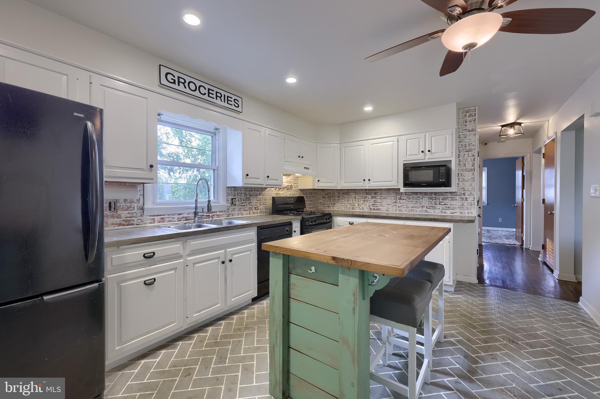 QUAKER HILLS - Residential