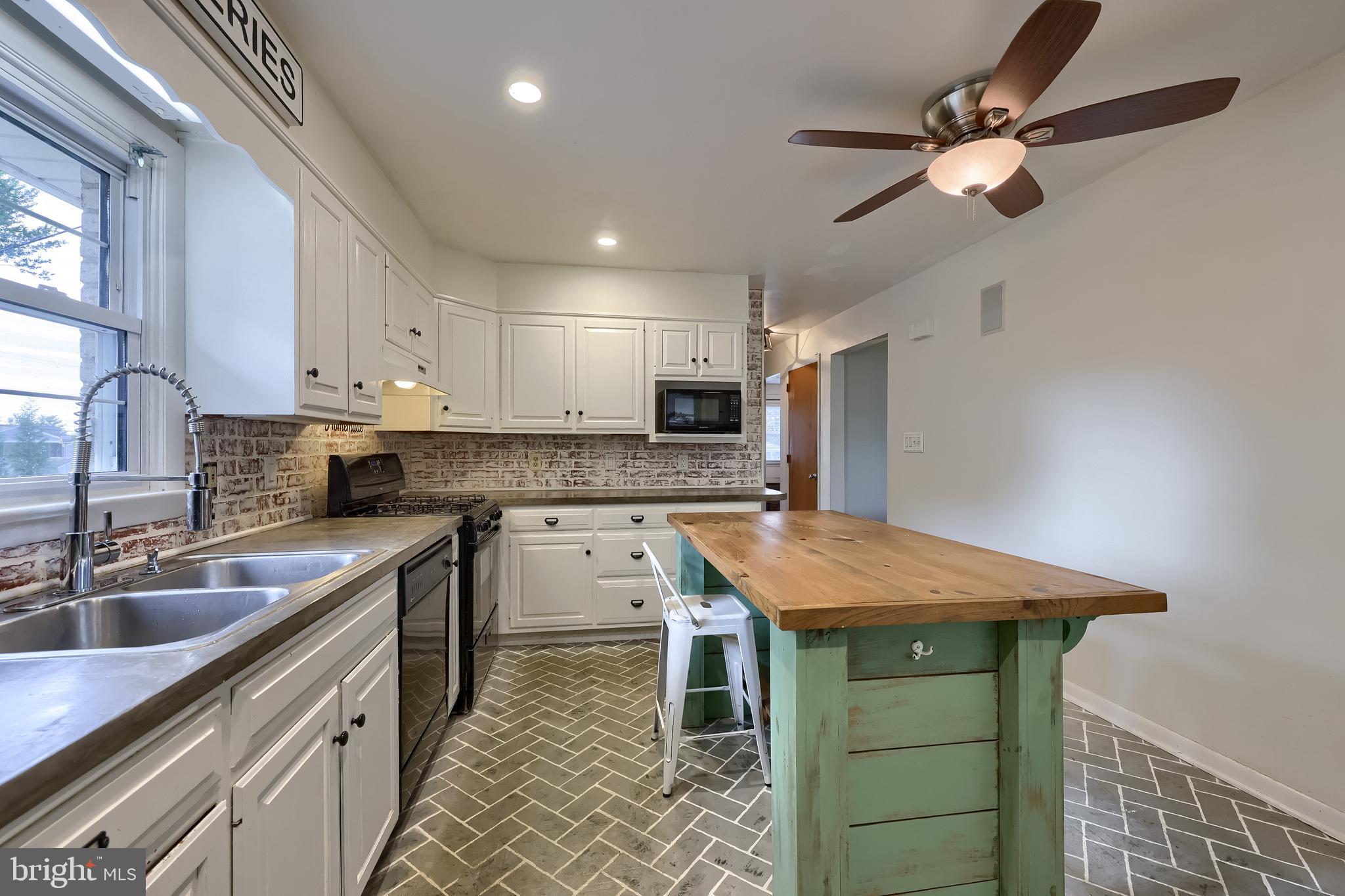 QUAKER HILLS - Residential